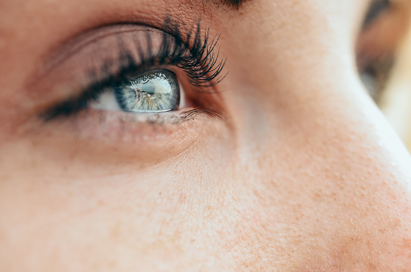Rote Augen vom Kiffen: Der Grund dafür und was ihr dagegen tun könnt
