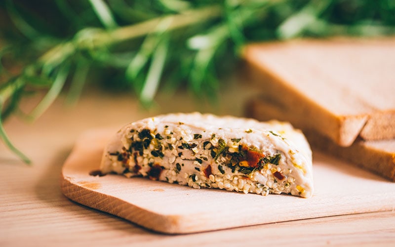 Veganer Hanf-Käse mit Knoblauch und Kräutern